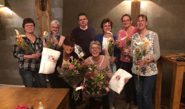 Staand v.l.n.r. Gerrie Steenhuizen, Ans Udo, Coen Beijers, Mariël Frerichs, Francien Keulen, Margriet Broens Geknield v.l.n.r. Sandra Boogaard, Ineke Beijers-Holders