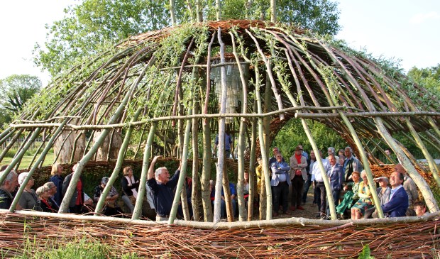 Henk Takken opent de kunst4daagse Bronckhorst met het ontsteken van een kampvuur. Foto: Liesbeth Spaansen