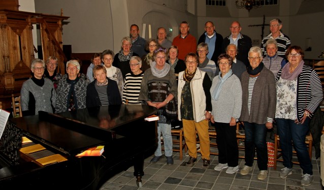Christelijk Gemengd Koor Steenrewalt onder leiding van Lucian Venderink (m). Foto: Liesbeth Spaansen