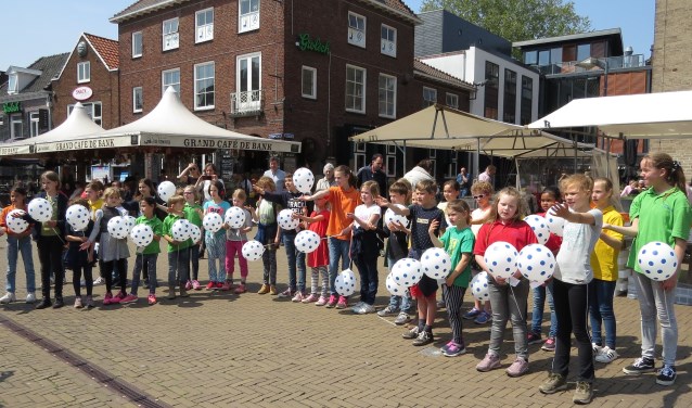 De jonge zangers verrasten de bezoekers van de binnenstad op het Simonsplein. Foto: Josée Gruwel