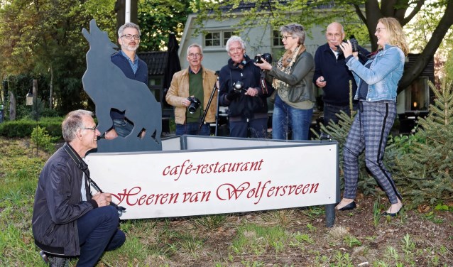 Van links naar rechts Tjeerd Visser, Michiel Brouwer (eigenaar van het restaurant Heeren van Wolfersveen), Anne Pera, Siep Miedema, Ali Bilderbeek, Ben Krudde en Evelien O'Sullivan. Jan Waard ontbreekt. Foto: Fotoclub Blik