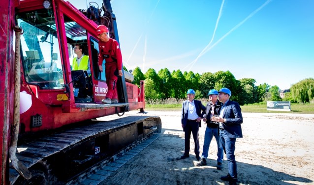 Wethouder Mathijs ten Broeke boort de eerste paal. Foto: PR