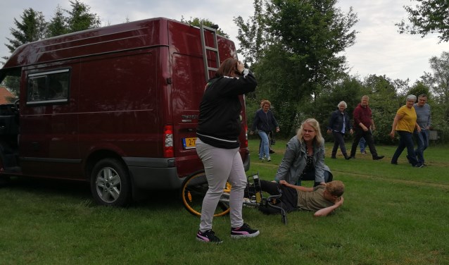 Slachtoffer Youri, zijn moeder en een radeloze chauffeur. Foto: Rob Stevens