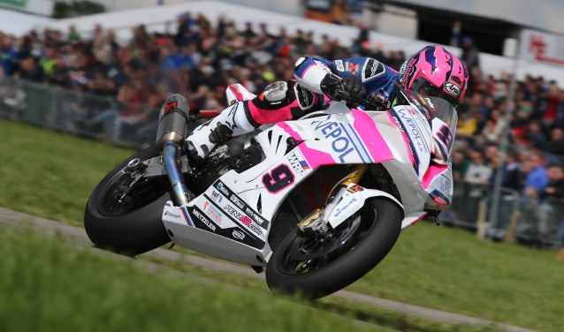De man van de dag Davey Todd won beide IRRC Superbike races. Foto: Henk Teerink