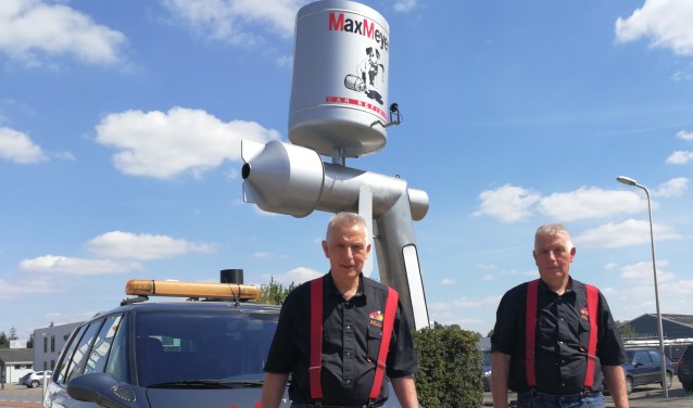 Wim (r) en Bert Markerink, 40 jaar autoschadereparateurs. Foto: Rob Weeber