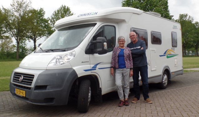 Alie en Frans Nijenhuis met de camper waarmee ze naar Moldavië reizen voor ontwikkelingswerk. Foto: Jan Hendriksen