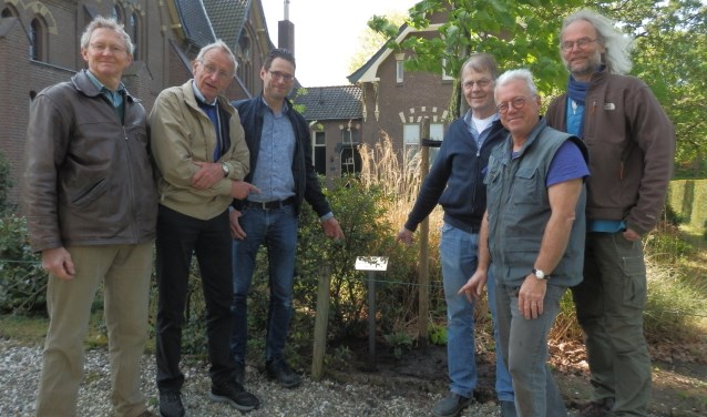 Het bestuur van bijenhoudersverenigign Steunt Elkander met enkele leden bij de boom die vorig geschonken werd. Foto: PR.