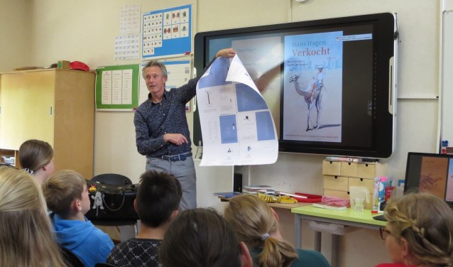 Kinderboekenschrijver Hans Hagen boeit kinderen van basisschool Octa met zijn verhalen. Foto: Josée Gruwel