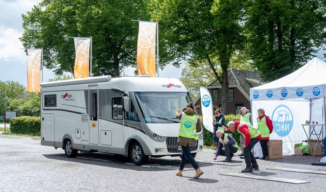 Een camper staat klaar om de weegbrug op te rijden. Foto: Burry van den Brink
