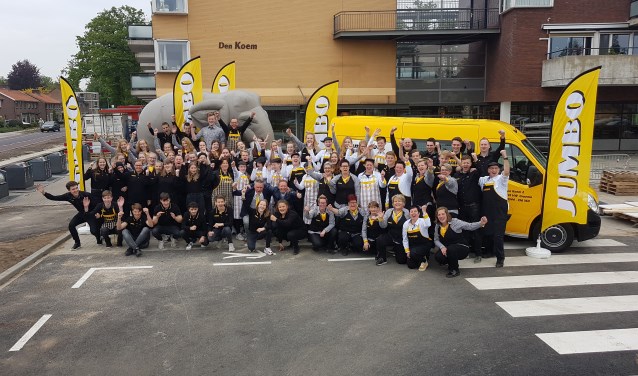 Het team van Jumbo Groenlo voor de nieuwe winkel. Foto: Mark Ebbers