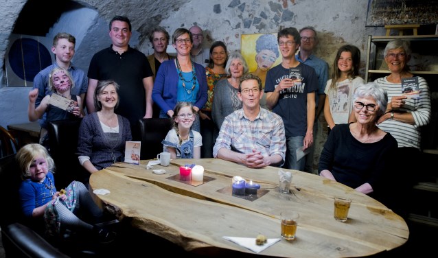 Tijdens een feestelijke bijeenkomst ontvingen twintig uitgelote spaarders extra hoofdprijzen. Foto: Pim Helmich