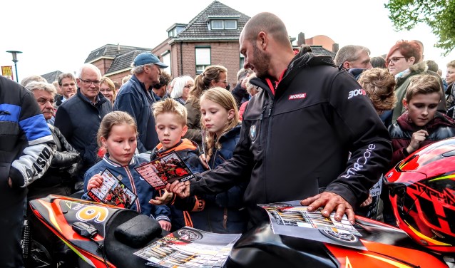 De Duitse coureur Didier Grams deelt handtekeningenkaarten uit aan de Hengelose jeugd. Foto: Luuk Stam