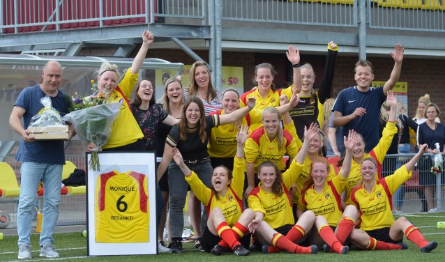 De Vios-vrouwen met de vertrekkende trainer en speelster. Foto: PR