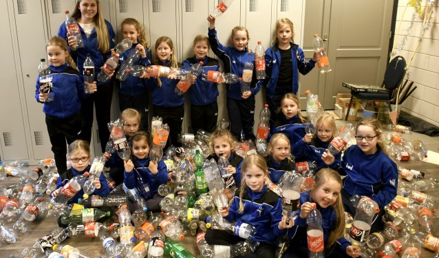 Jeugdleden van de dansgarde halen lege flessen op. Foto: Guus Tinnevelt