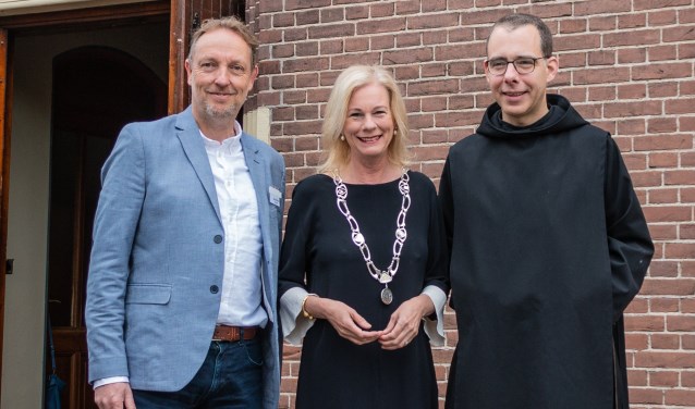 V.l.n.r.: Ds. Ronald Heins, burgemeester Annemieke Vermeulen, monnik en theoloog Thomas Quartier. Foto: Henk Derksen
