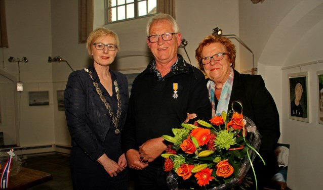 Burgemeester Besselink feliciteerde de gedecoreerde Hans Klompenhouwer en zijn vrouw Ali. Foto: Liesbeth Spaansen
