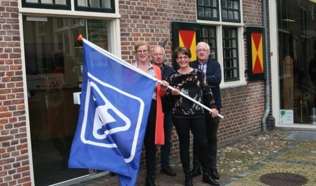 Nu de VVV-vlag weer wappert aan de Hofstraat in Borculo kan iedereen daar ook weer de bekende VVV-bonnen kopen. Foto: Wytske Folkertsma