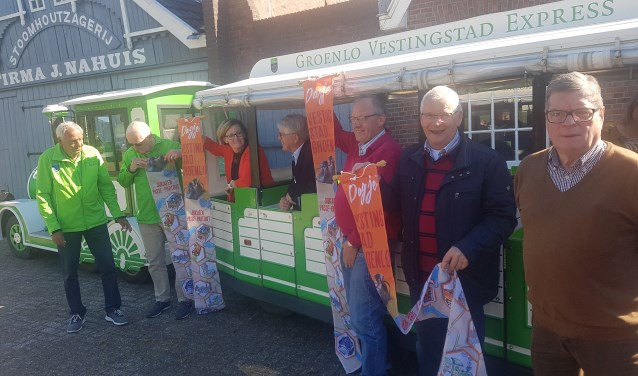 Vertegenwoordigers van de toeristische bezienswaardigheden met de nieuwe vaandels. Foto: Kyra Broshuis