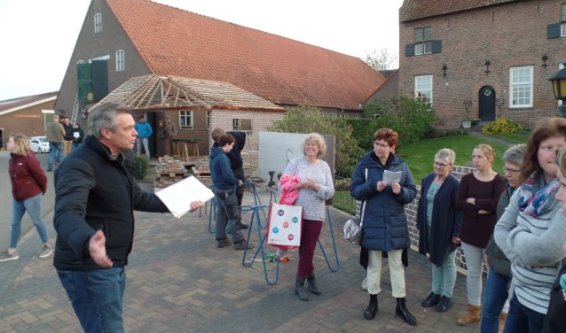 Regisseur Ernst ter Linden is laaiend enthousiast: "Het is zo mooi om te zien hoeveel talent er in onze woongemeenschappen aanwezig is." Foto: Jan Hendriksen