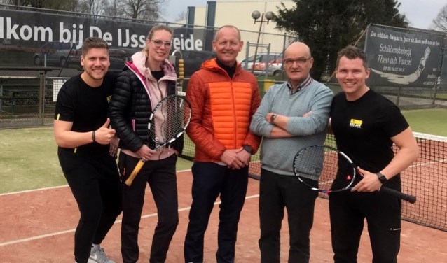 Op de banen van LTC De IJsselweide: Dennis Tenten, Sonja Arentsen, Henk Klein Hesselink, Jos Brom en Tim Tenten. Foto: PR