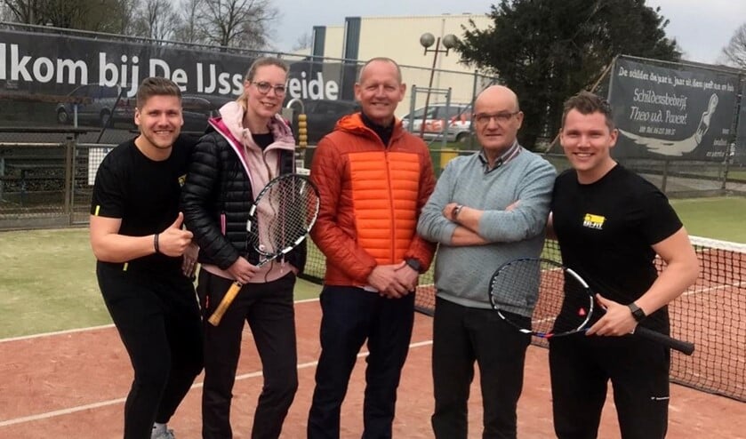 Op de banen van LTC De IJsselweide: Dennis Tenten, Sonja Arentsen, Henk Klein Hesselink, Jos Brom en Tim Tenten. Foto: PR