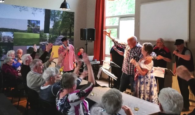 'Alleen maar Hollands' maakt er een feestje van in Buurthuis Varssel. Foto: PR