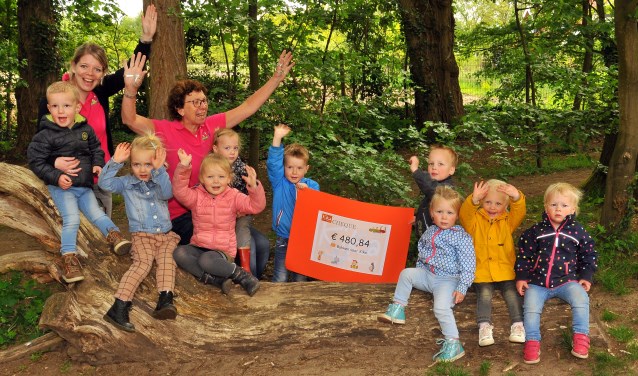 De kinderen en hun leiding zijn erg trots op het eindresultaat van bakactie voor Kika. Foto:PR