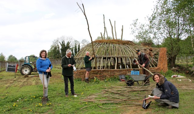 Landartcollectief van Wijngoed Kranenburg (v.l.n.r.): Esther Dondergoor, Hans Scholte van 't Hoff, Henk Takken, Hemmy Weekhout en Annelies Heimensen. Foto: Liesbeth Spaansen