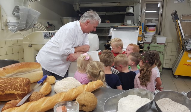 Bakker Ton leert de kleuters van de Bernardusschool alles over brood bakken. Foto: Miranda Straatman