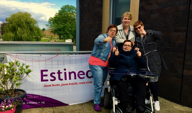 Links: Stefanie, midden staand: Mariska, zittend: Regien en rechts: Sylvia. Foto: Geert Claassen