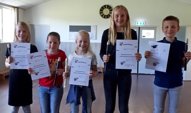 Blokfluitleerlingen Successchool 3.0, Marrit Scheffer, Karlijn Kroezen, Evi Reerink, Eva Heinemans en Luuk Reerink met hun behaalde diploma's. Foto: PR