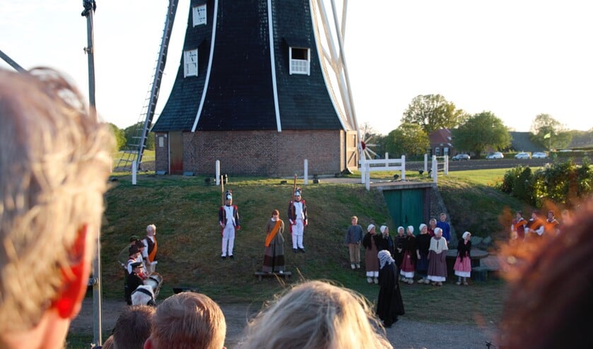 Scène uit 'Alleen de wind weet' waarin de Freule van Dorth wordt berecht. Foto: Annekée Cuppers