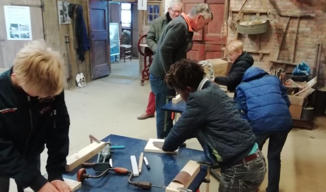 De leerlingen aan de slag in de timmermanswerkplaats. Foto: PR