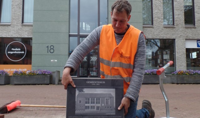 Een van de eerste tegels die Roy Leverink uit Eibergen in opdracht van de gemeente Berkelland en Old Reurle in de Ruurlose stoep legde was die met de afbeelding van het voormalige gemeentehuis van de gemeente Ruurlo op het Kerkplein. Foto: Jan Hendriksen