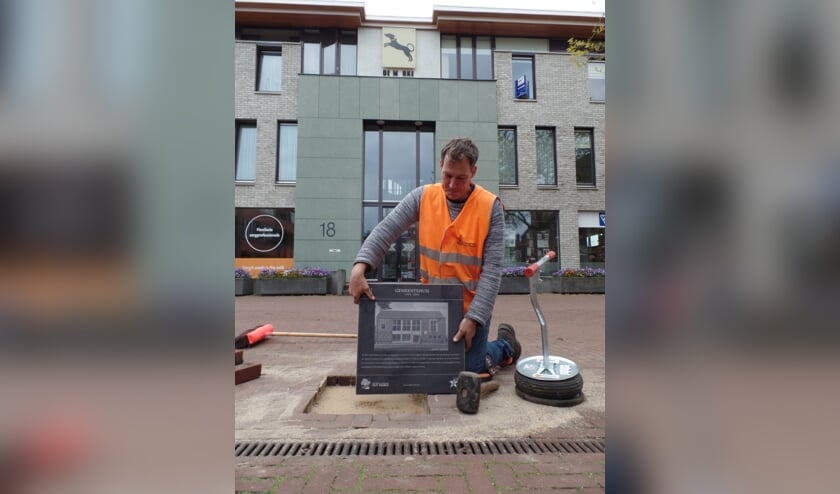 Een van de eerste tegels die Roy Leverink uit Eibergen in opdracht van de gemeente Berkelland en Old Reurle in de Ruurlose stoep legde was die met de afbeelding van het voormalige gemeentehuis van de gemeente Ruurlo op het Kerkplein. Foto: Jan Hendriksen