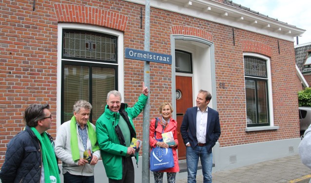 Henk Jan Ormel (midden) op campagne in de Ormelstraat. Foto: Lydia ter Welle
