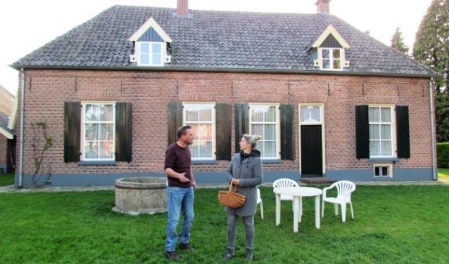 Repetitie in de tuin van boerderij Winkels in Gelselaar, waar op vrijdag 31 mei en zaterdag 1 juni het openluchtspel ‘In drie stappen naar geluk’ wordt opgevoerd. Foto: PR