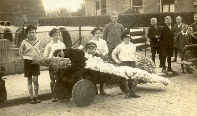 Een foto uit 1933 met daarop het wagentje van de gebroeders Breukers. Foto: Archief Vereniging Oudheidkunde Lichtenvoorde