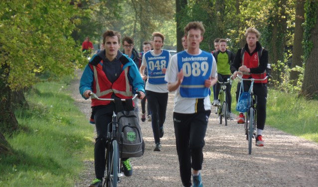 De hardlopende en mee fietsende studenten op de Rommelderdijk in Vorden. Foto: Jan Hendriksen
