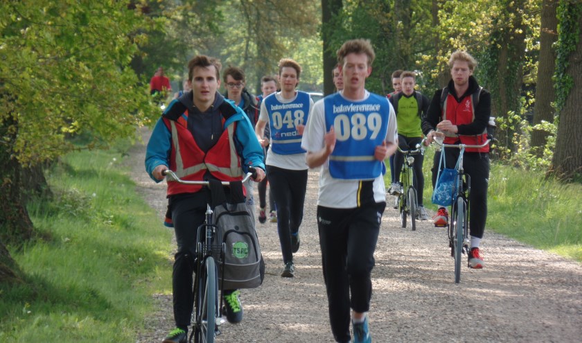 De hardlopende en mee fietsende studenten op de Rommelderdijk in Vorden. Foto: Jan Hendriksen