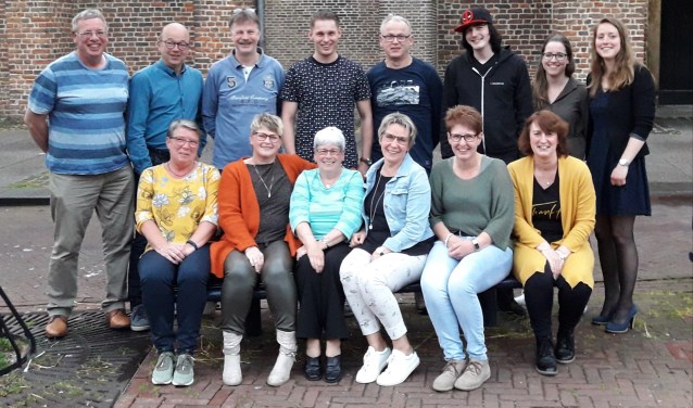 De zes moeders (voorste rij) geflankeerd door een aantal 'vaders' en kinderen. Foto: PR.