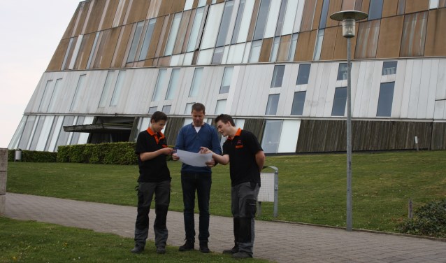 Sam Hiddinga, docent Tonny te Winkel en Kai Scheffel (vlnr) voor het Metzo College. Foto: PR