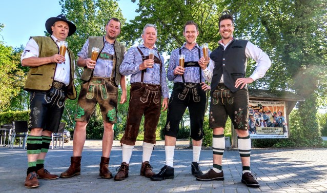 Evenard Lieverdink, Remon te Brake, Henk te Brake, Stefan Geurtsen en Pim Michels vormen de organisatie van het Weissenbrink Wein und Bierfest. Foto: Luuk Stam