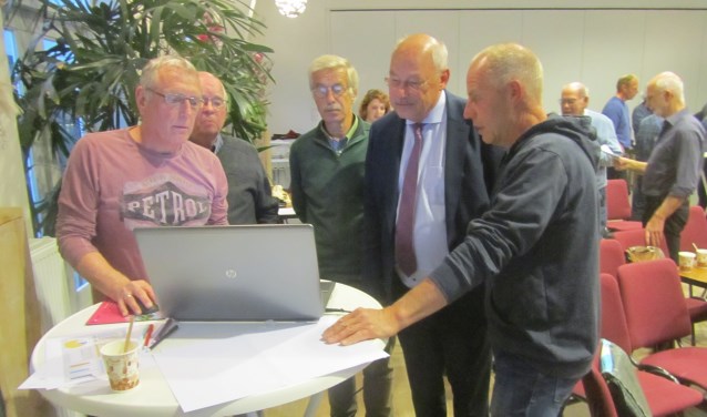 Ook wethouder Martin Veldhuizen discussieerde mee. Foto: Bernhard Harfsterkamp