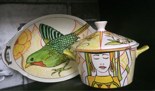 Door Annie Elissen beschilderd porselein in Art Deco stijl. Foto: Annie Elissen