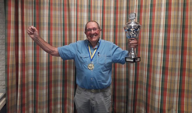 Wim Bennink met de beker. Foto: PR