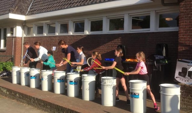 Lekker losgaan op witte emmers. Foto: St. Caecilia