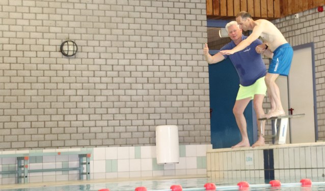 Wim Kleinhesselink met zijn trainer Boudewijn Inja in het zwembad, om te trainen voor de Unieke Spelen en de triatlon. Foto: PR