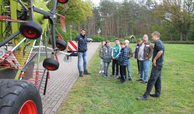 De medewerkers van CWV Barlo leggen uit hoe ze de scherpe pinnen afschermen met kunststof beschermstrips. Foto: Lydia ter Welle