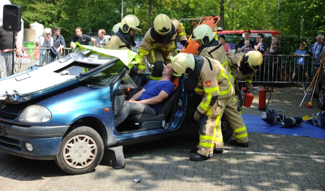 Vakkundig lieten de brandweermannen zien hoe een gewonde automobilist uit zijn auto werd bevrijd. Foto: Achterhoekfoto.nl/Paul Harmelink.